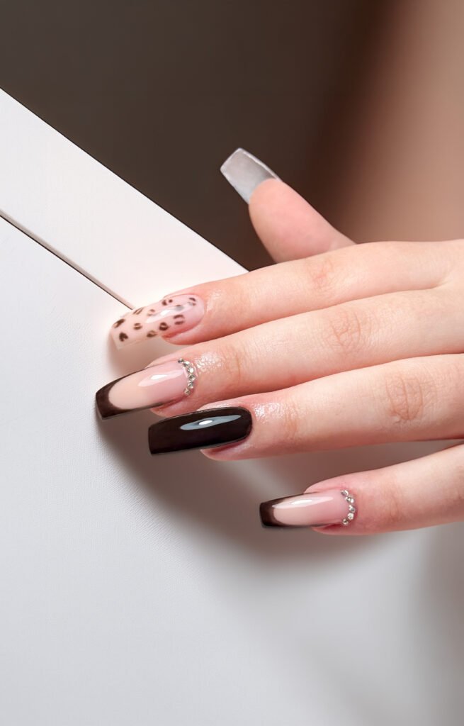 Nail art sa dekorativnim detaljima
